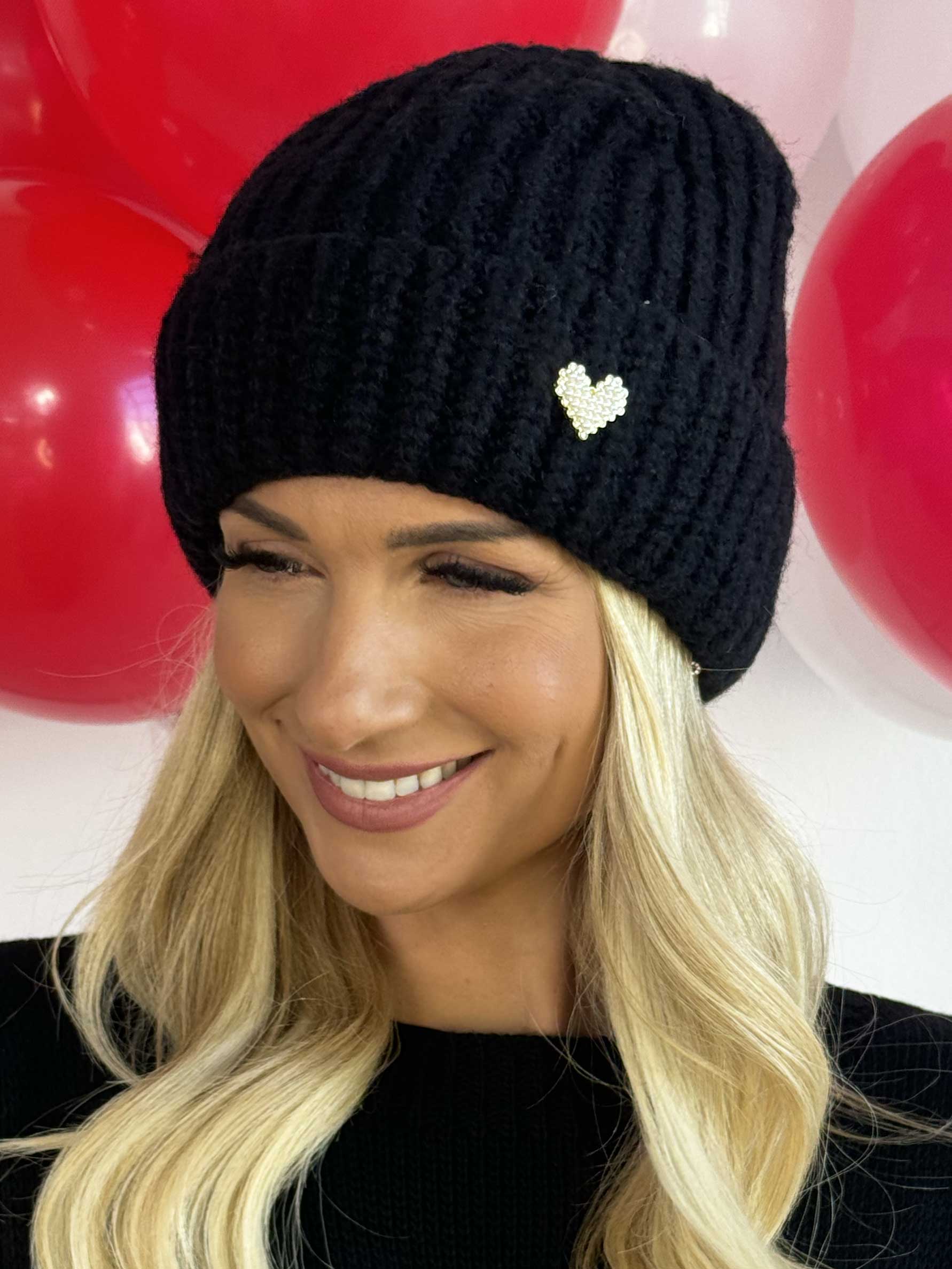 Eliana - Mjuk mössa med foder och hjärtsmycke